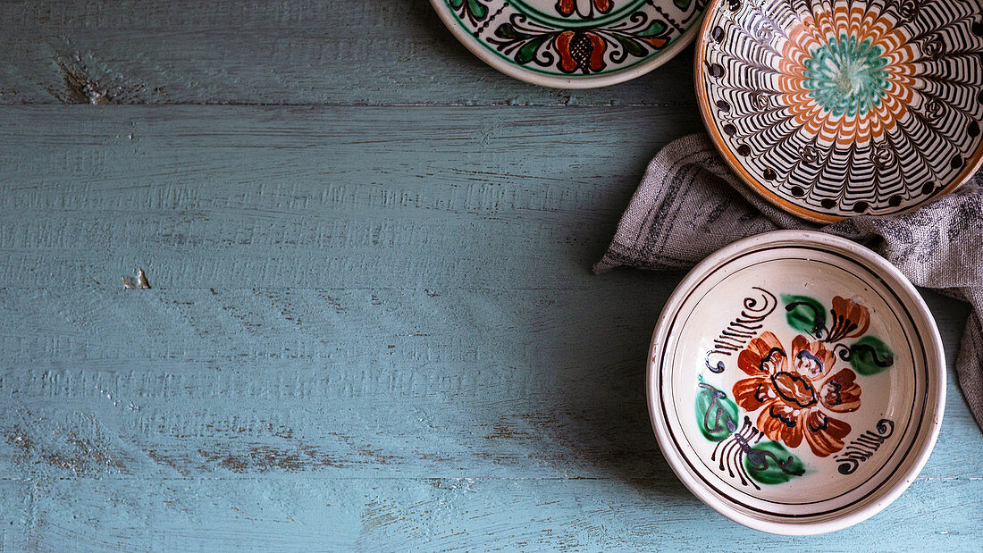 Keramikgeschirr mit traditioneller rumänischer Bemalung (Aufsicht)