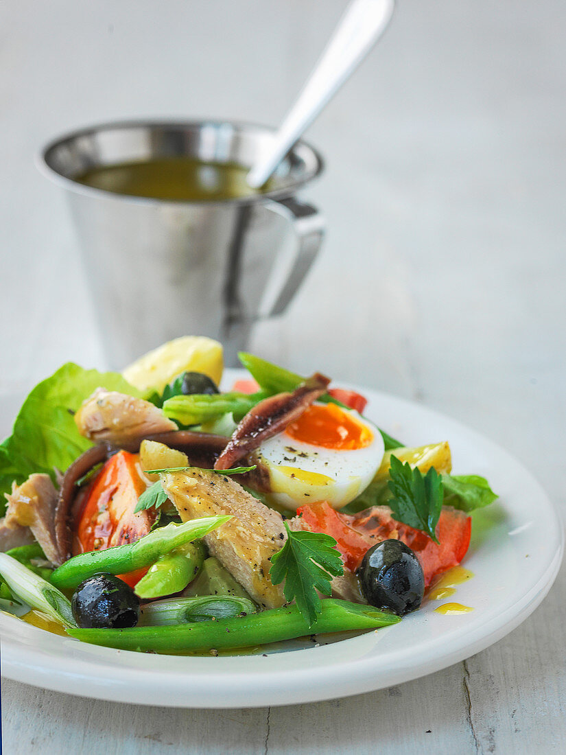 Salat Nicoise mit Thunfisch, grünen Bohnen, Tomaten und hartgekochtem Ei