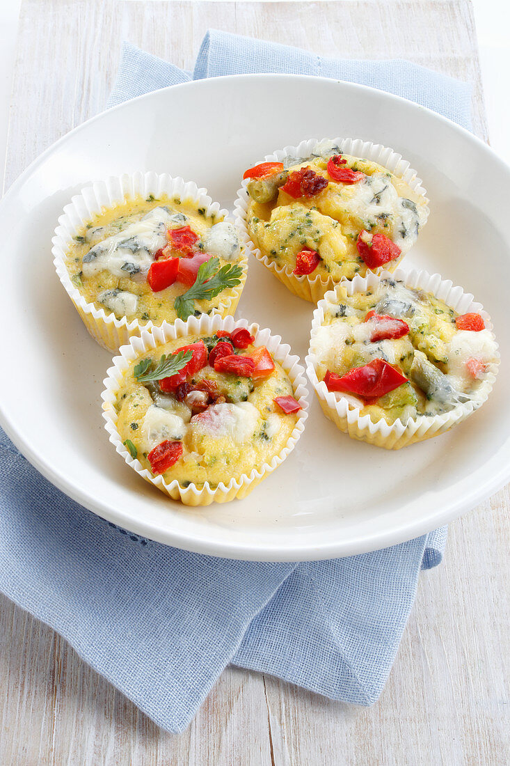 Eiermuffins mit Paprika und Brokkoli