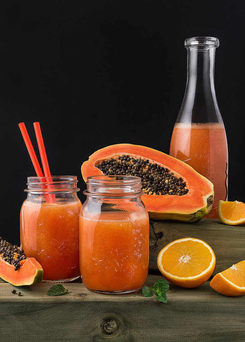 Orangen-Papaya-Saft in Trinkgläsern