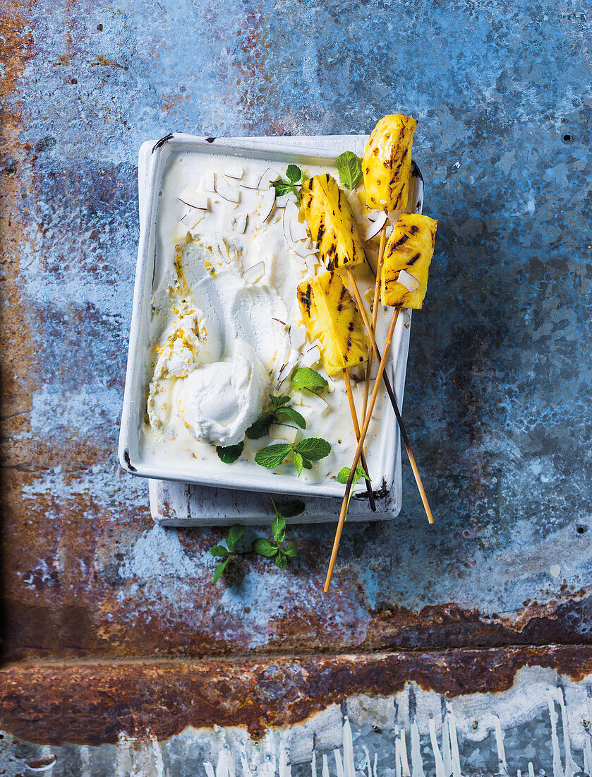 Frozen Kokosjoghurt mit gegrillten Ananaspießen