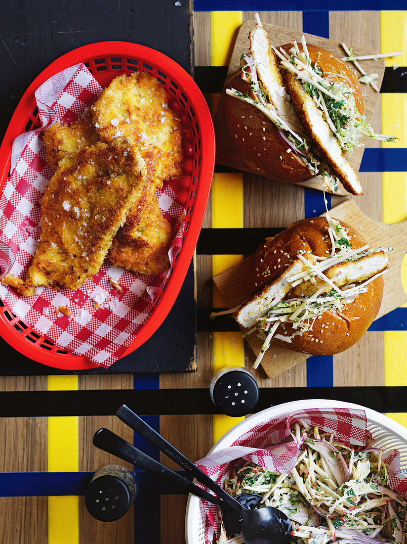 Hähnchenschnitzel mit Weisskohl und Apfel in Brötchen