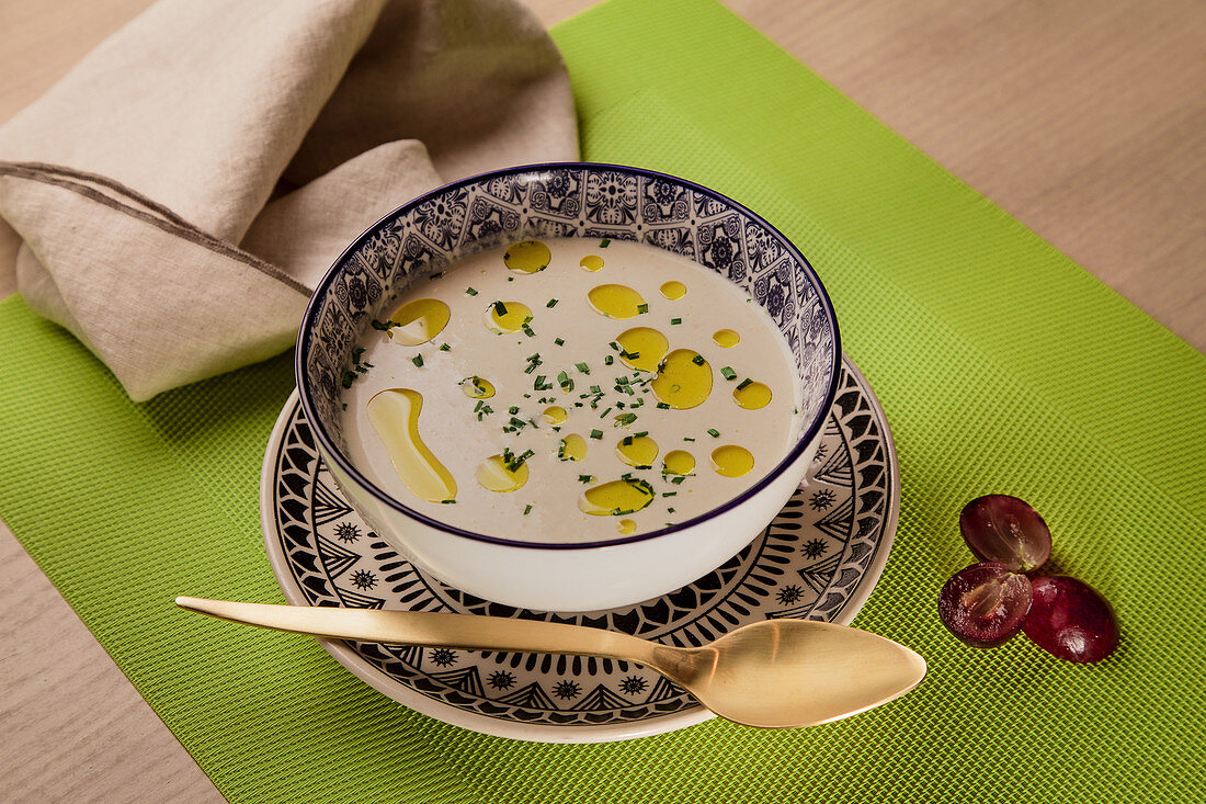 Suppe mit Olivenöl und Kräutern