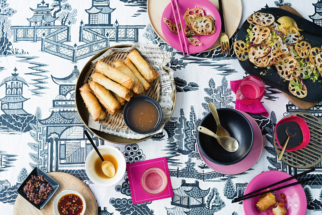 Frühlingsrollen mit Garnelen gefüllt und frittierte Lotuswurzelscheiben (China)