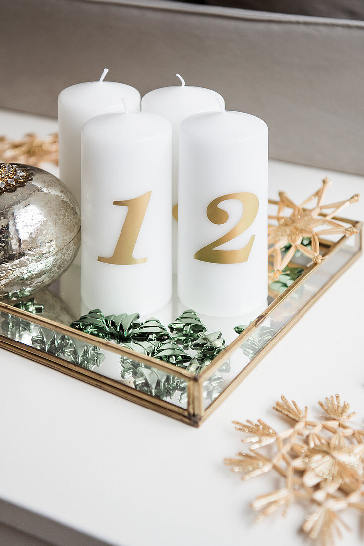 DIY-Adventsschmuck mit Kerzen, Kugel, Streudeko und Strohsternen auf Spiegelplatte