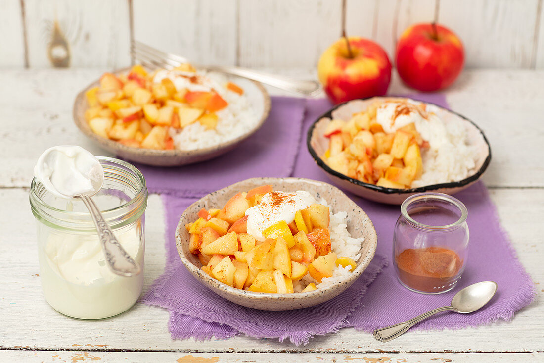 Rice with braised apples, yogurt and cinnamon