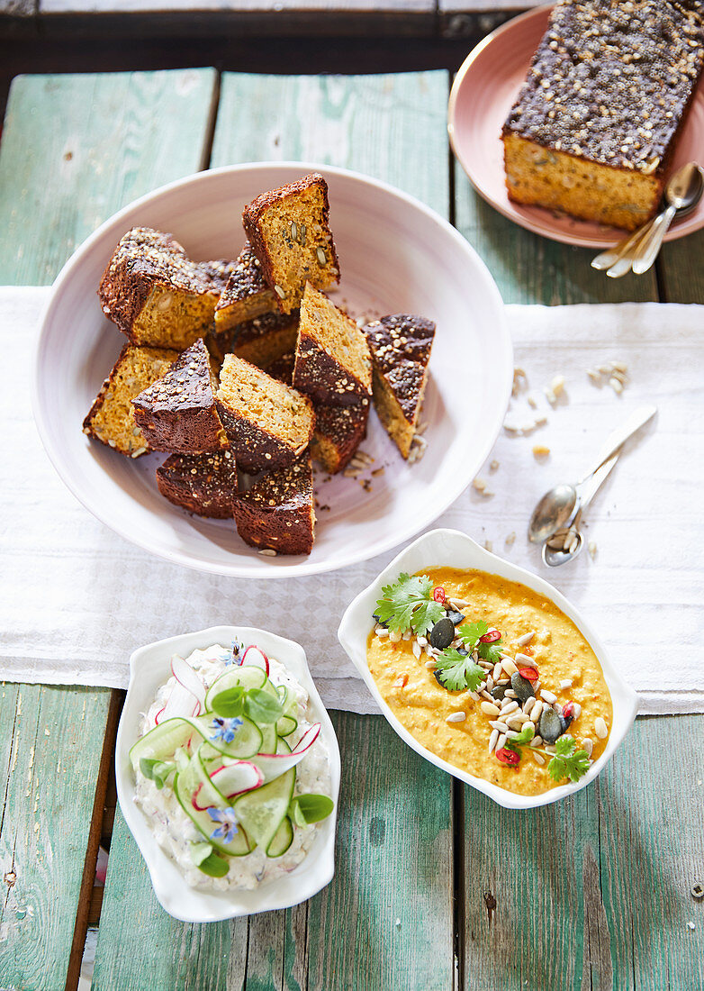 Glutenfreies Nussbrot mit Schafskäse- und Curry-Dip