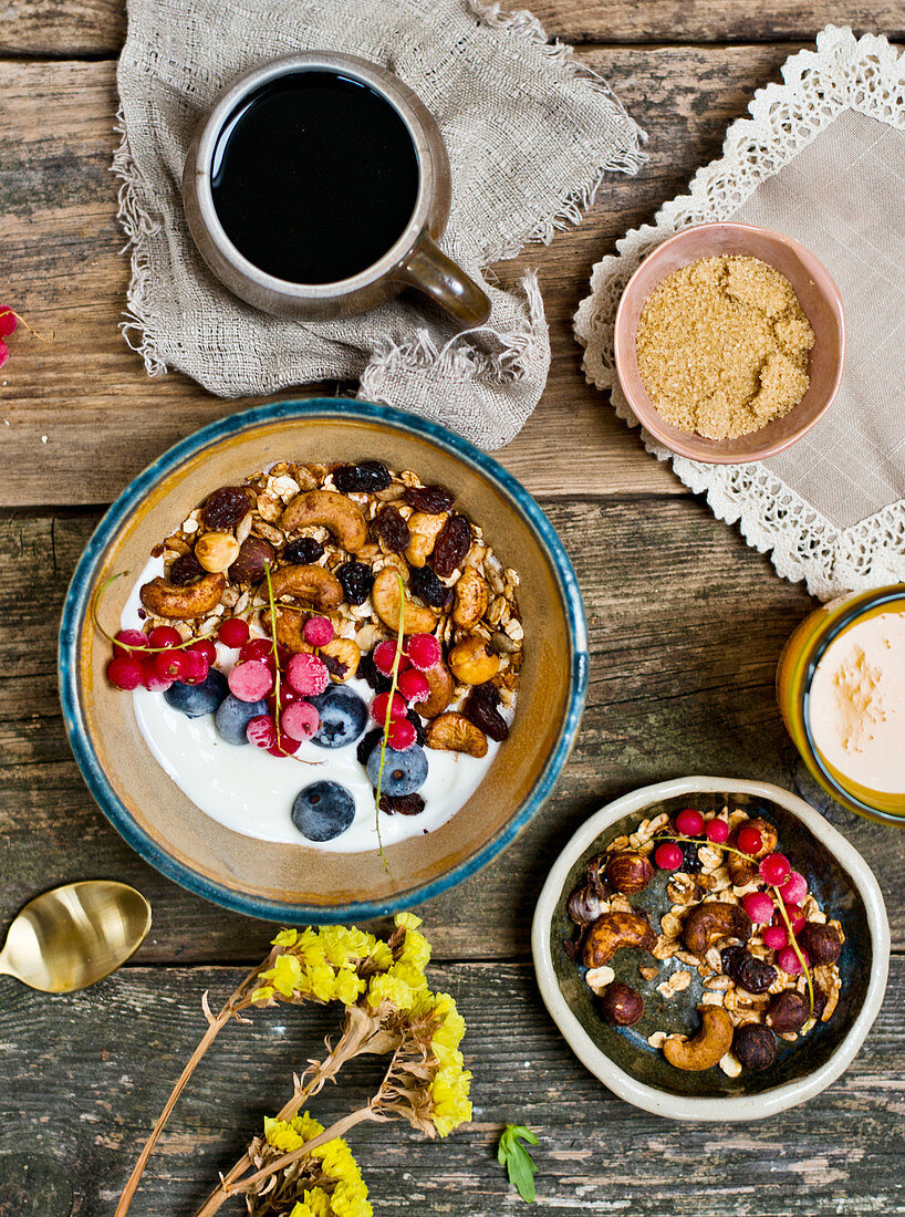 Breakfast granola, yogurt and fresh fruits