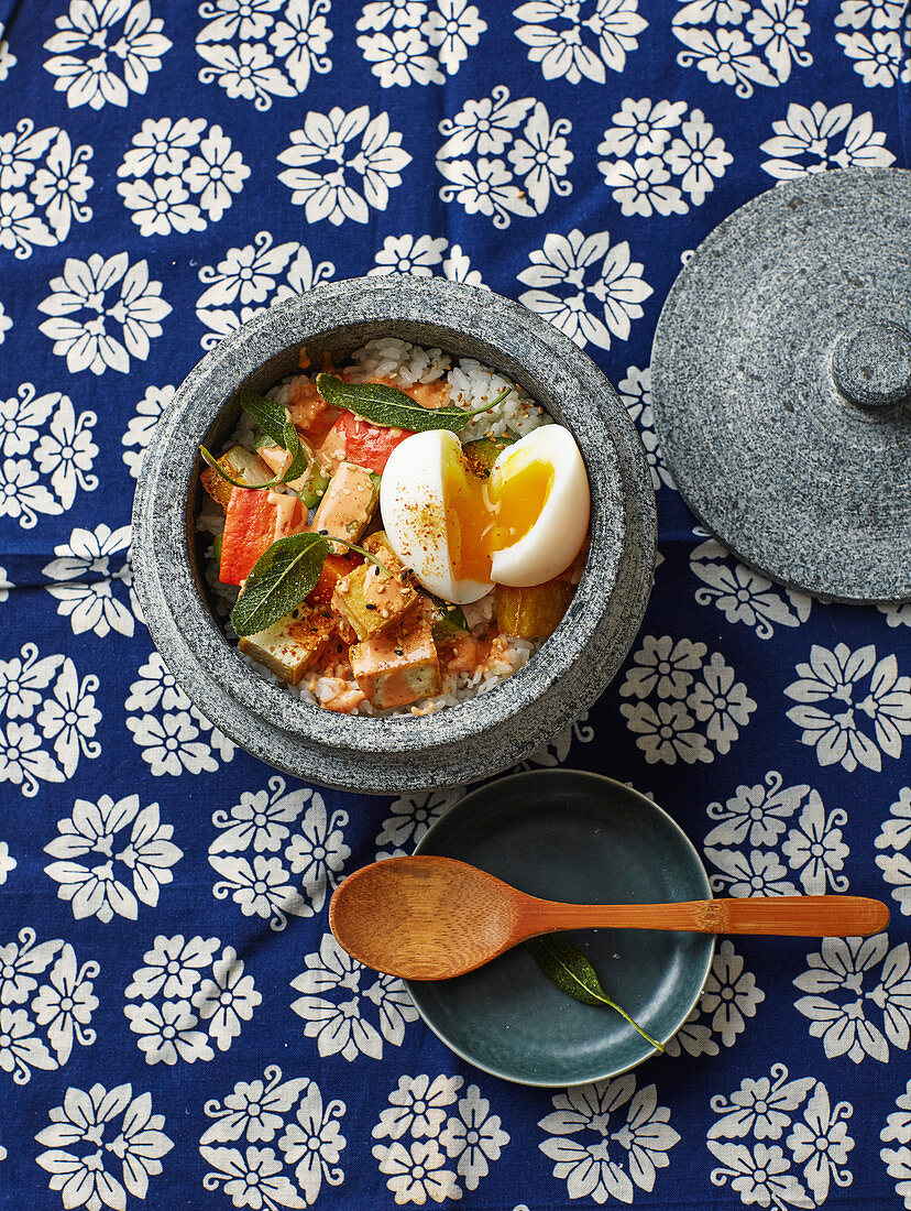 Kürbis-Bowl mit Ei, gebratener Gurke und frittiertem Tofu