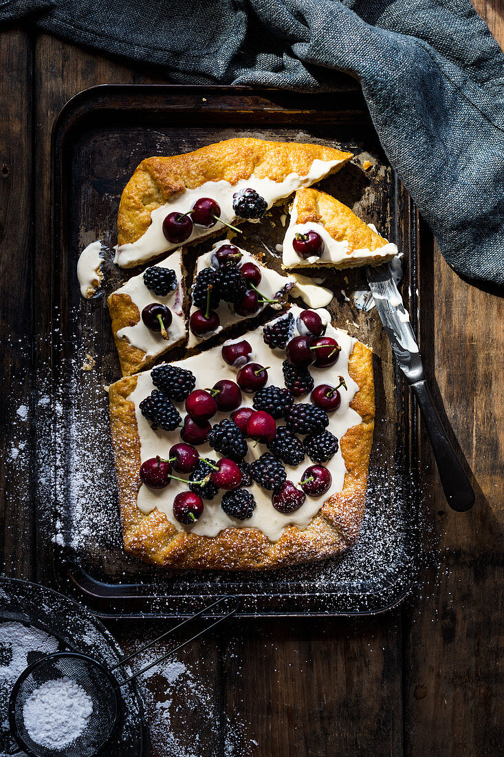 weiße Schokoladenkuchen mit Kirschen und Brombeeren