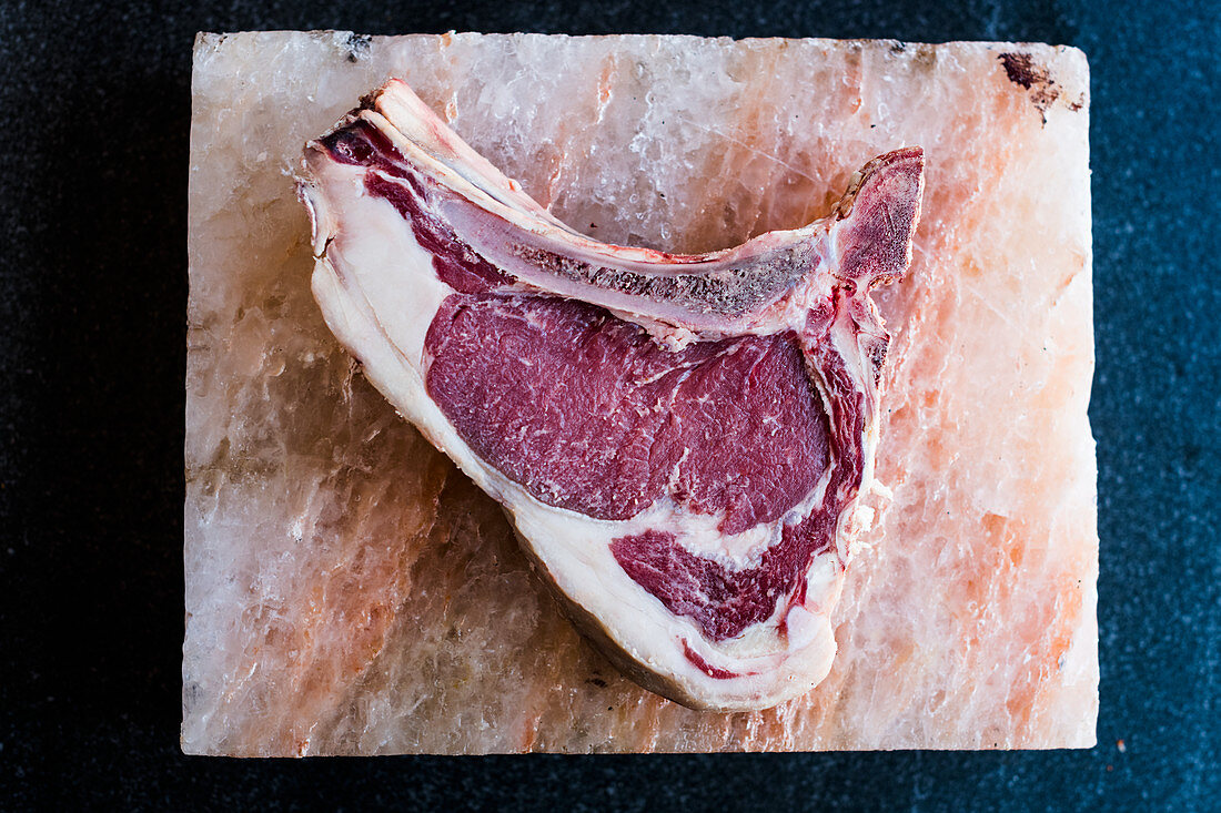 Rib-Eye-Steak mit Knochen