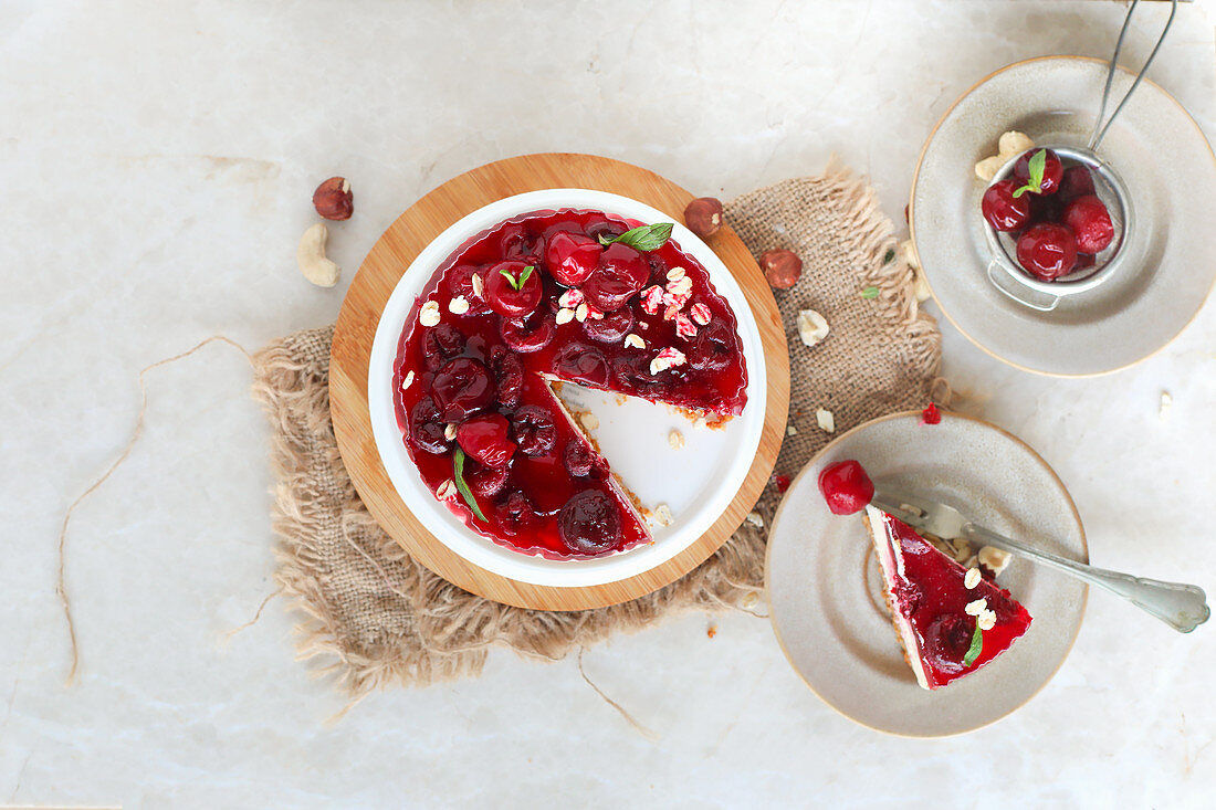 Hüttenkäsekuchen mit Müsliboden und Kirschen, angeschnitten