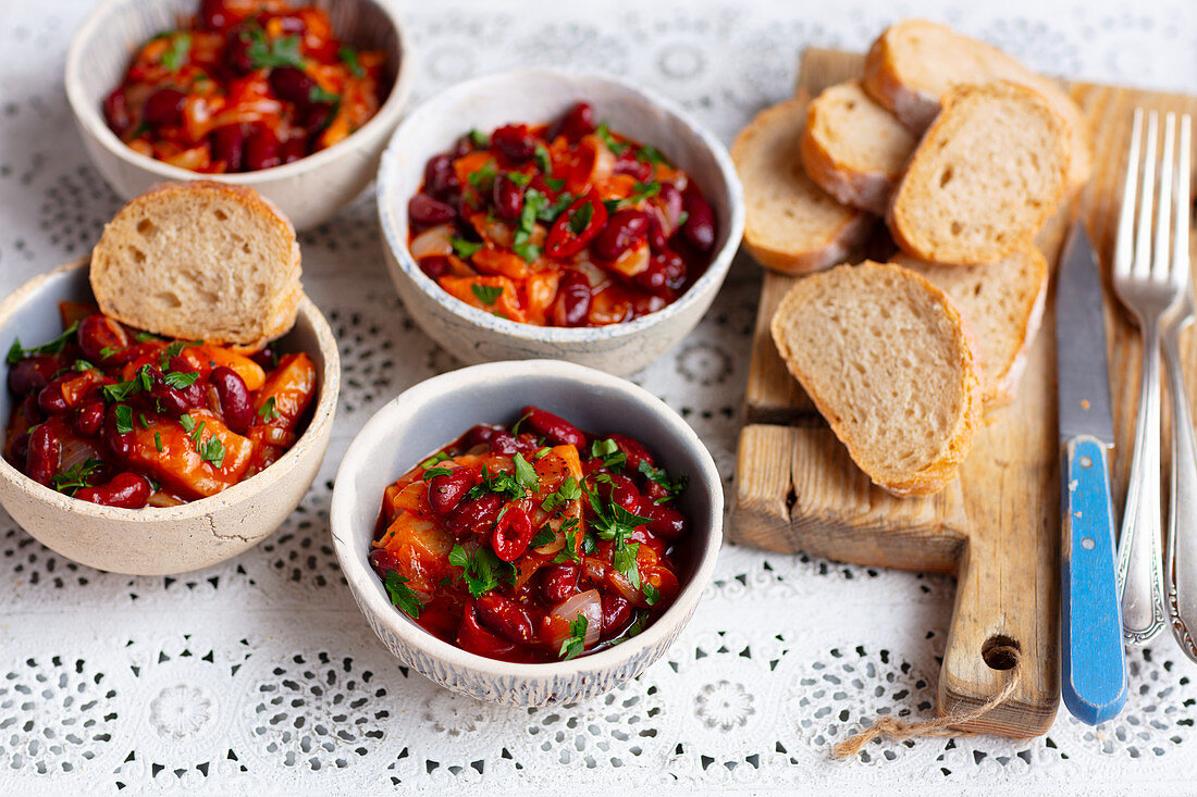 Hering und Kidneybohnen in Tomatensauce