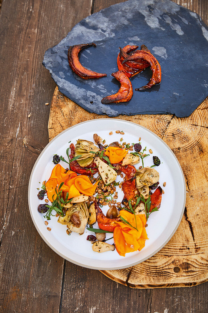 Warm autumn salad with pumpkin, spelt and cranberries