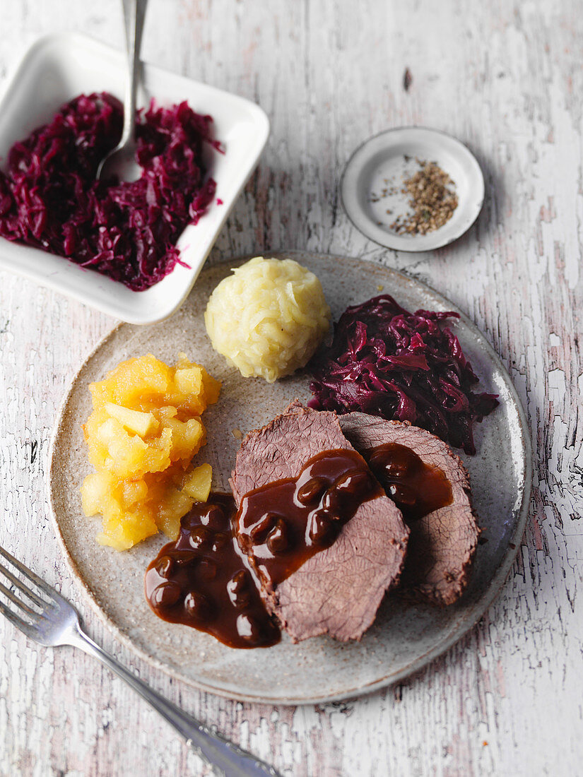 Pot roast with gingerbread and raisins from the Rhineland