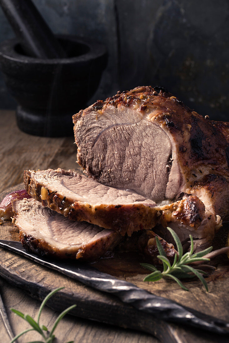 Schweinebraten mit Gewürzen, angeschnitten