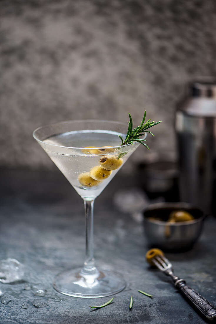 Martini mit Rosmarin-Oliven-Spiesschen