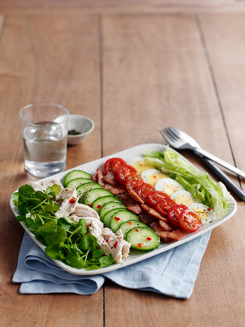 Cobb Salad (Klassischer, gemischter Salat mit Hähnchenbrust, USA)