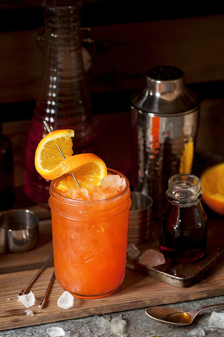 Aperol-Cocktail mit Orangenspiess