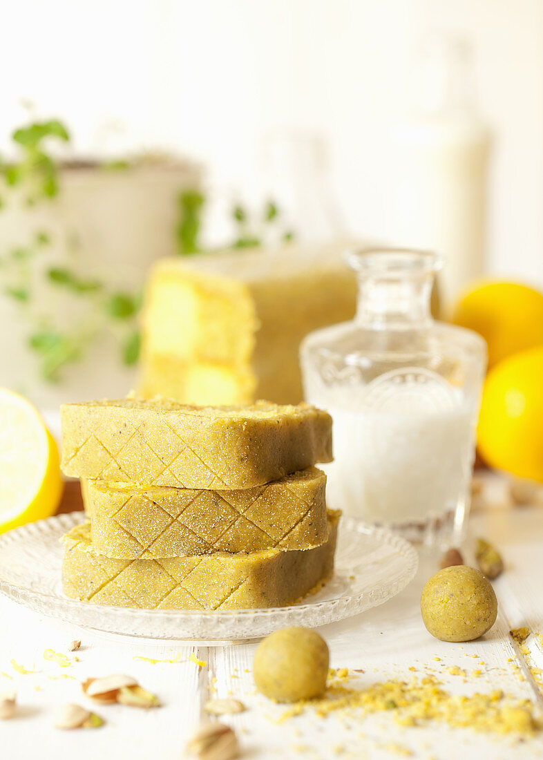 Battenburg Cake mit Pistazien und Zitrone