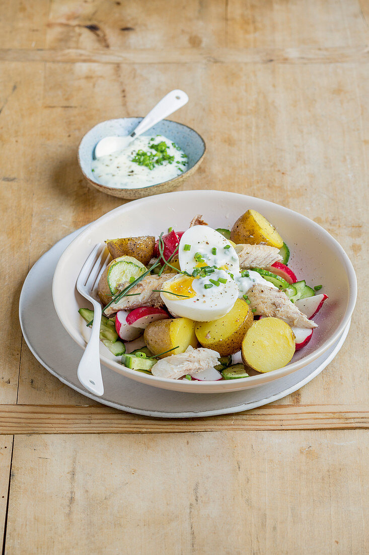 Bückling-Bowl mit Radieschen, Gurke und Kartoffeln