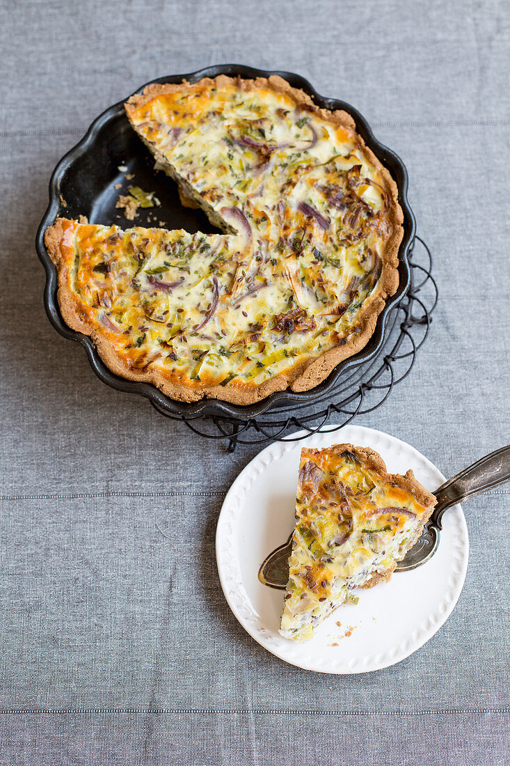 Low-carb leek tart with flaxseeds