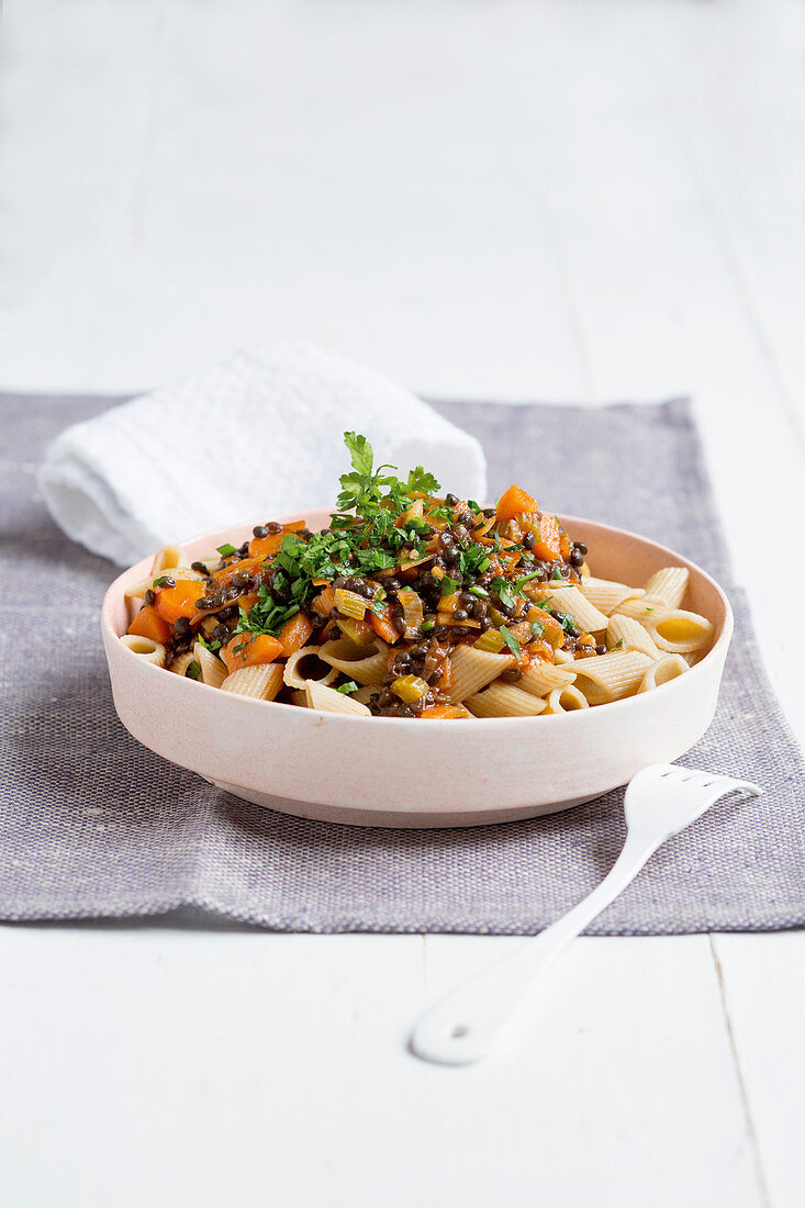 Vollkorn-Penne mit Balsamico-Linsen-Bolognese