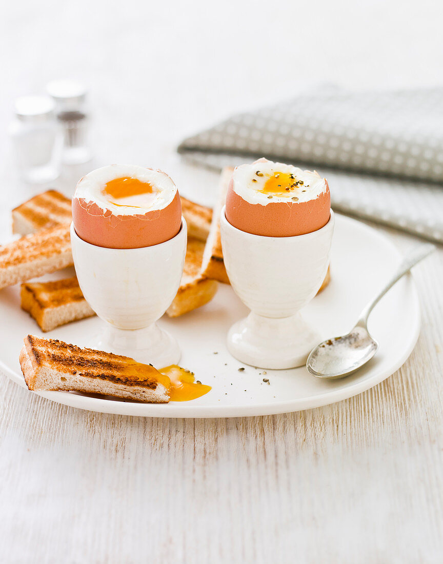 Egg And Soldiers (Weich gekochtes Frühstücksei mit Toaststreifen, England)