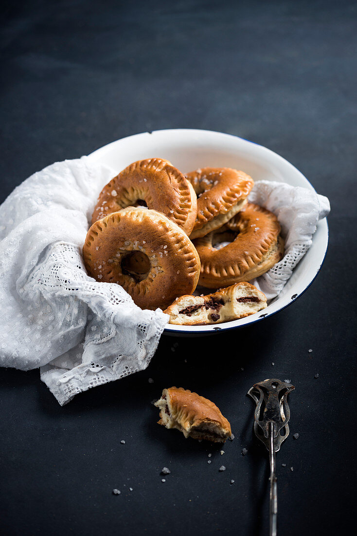 Vegane Hefekringel mit Nuss-Quitten-Füllung