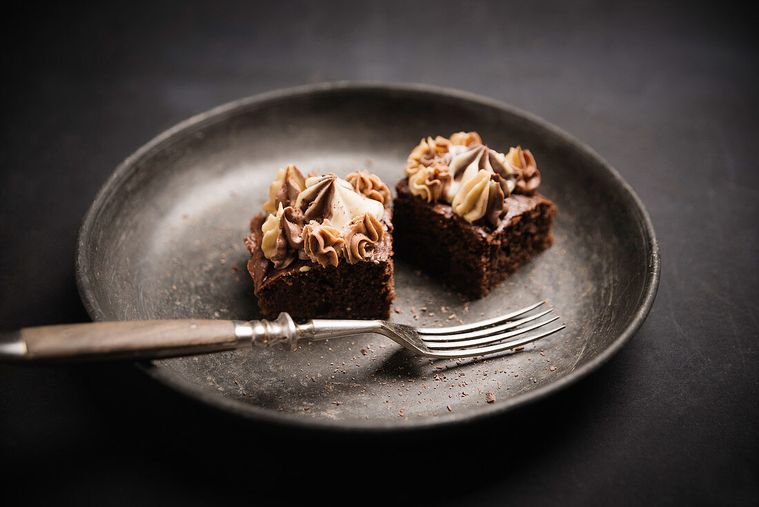 Veganer Schokoladen-Gewürzkuchen mit Vanille-, Erdnussbutter- und Schokoladencreme