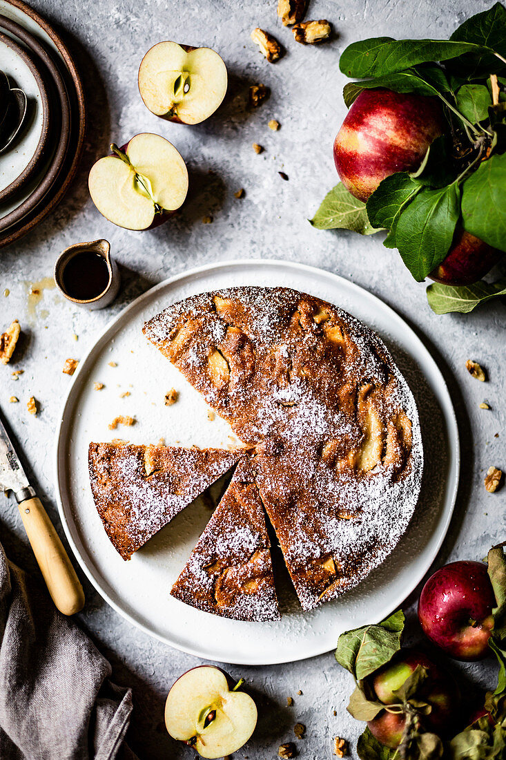 Apple cake with walnut and maple