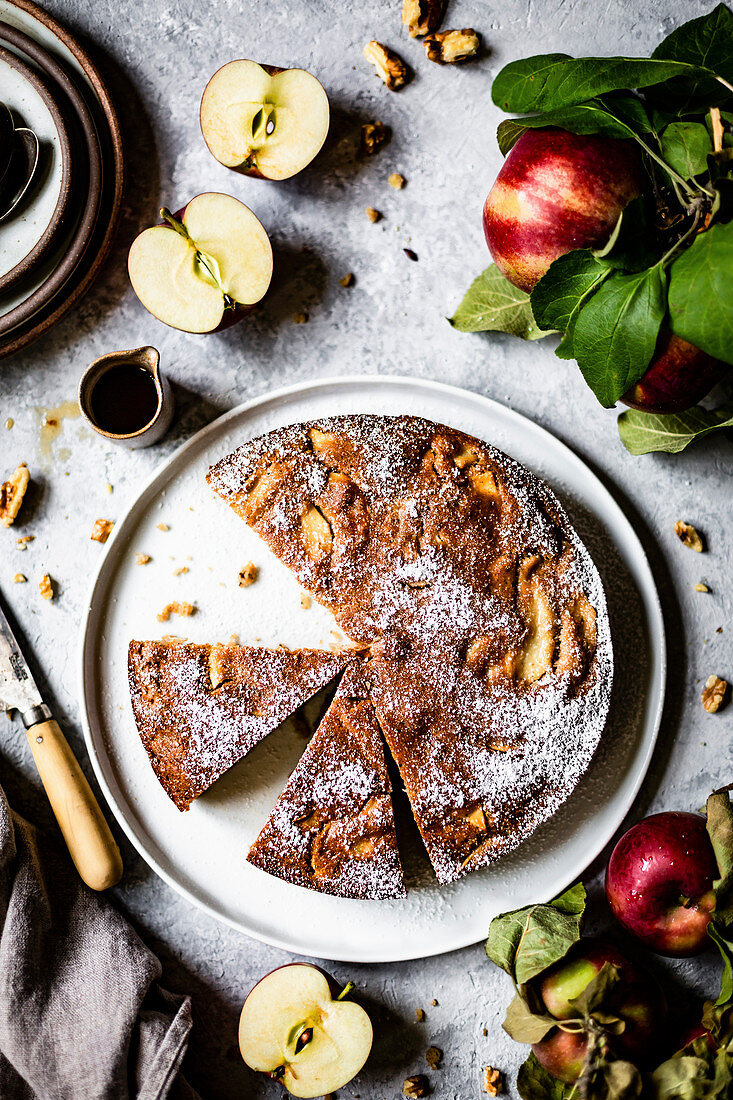 Herbstlicher Apfelkuchen mit Walnüssen und Ahornsirup, angeschnitten (Aufsicht)