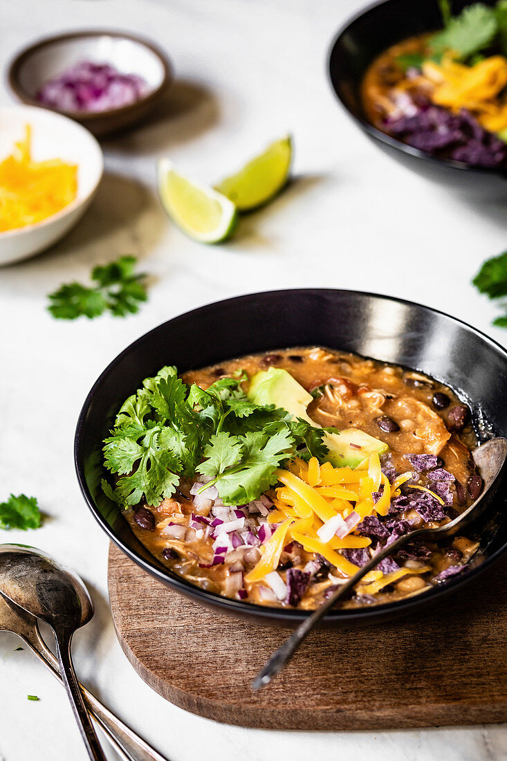 Hähnchen-Chili mit Bohnen, Cheddar und Petersilie