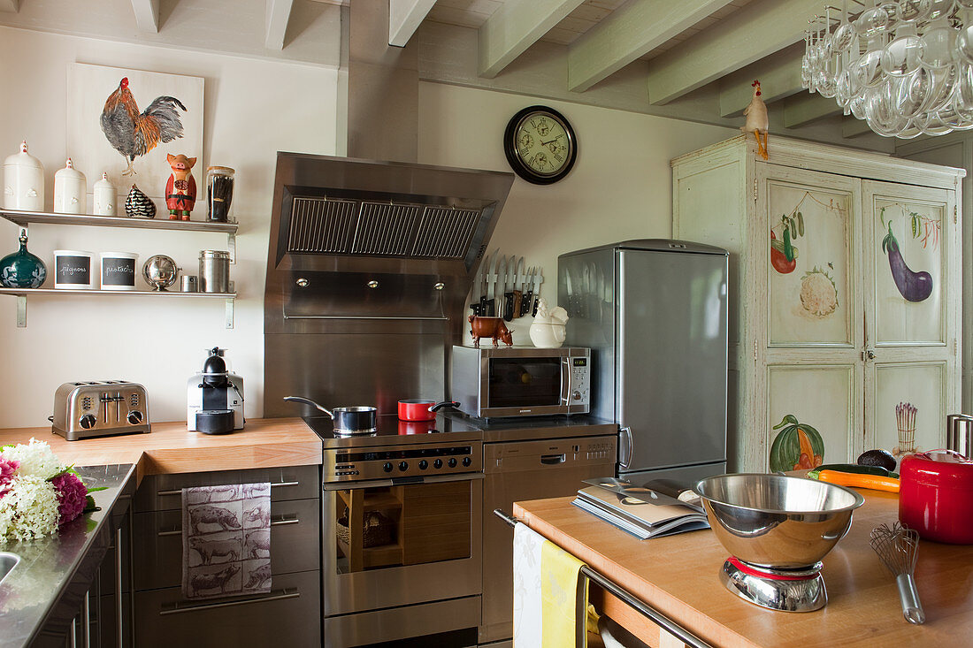 Moderne Geräte in renovierter Landhausküche