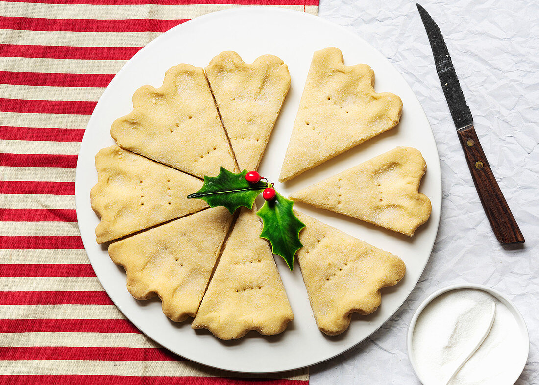 Rundes schottisches Shortbread, in Stücke geschnitten auf Teller (Aufsicht)