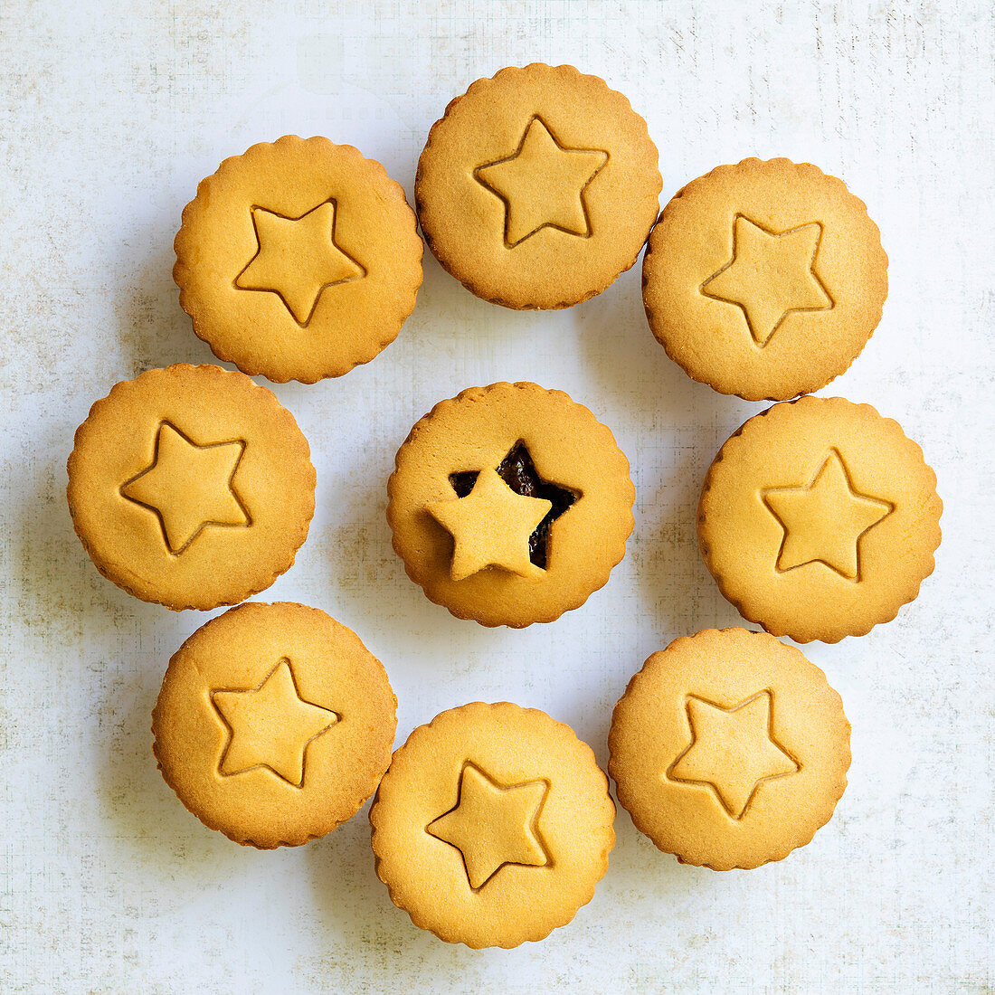 Mince Pies mit Lebkuchen-Teigdeckel und ausgestochenen Sternen