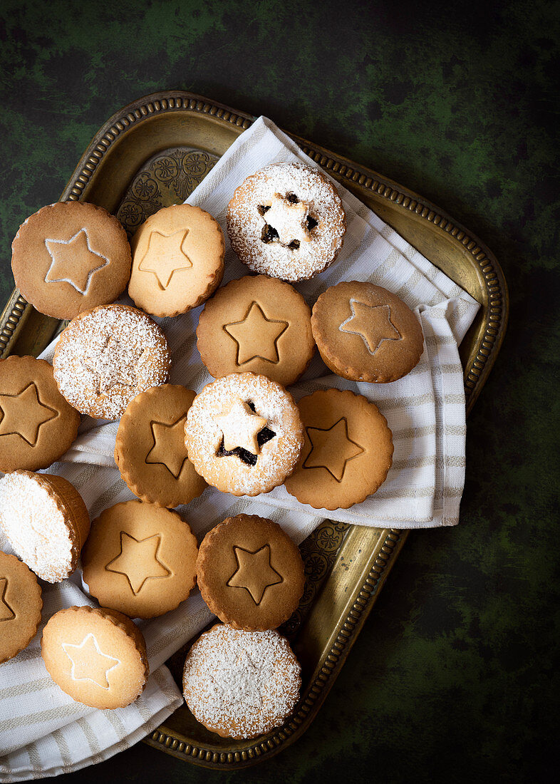 Weihnachtliche Mince Pies mit Lebkuchenteigdeckel und Sternmotiv auf Tablett