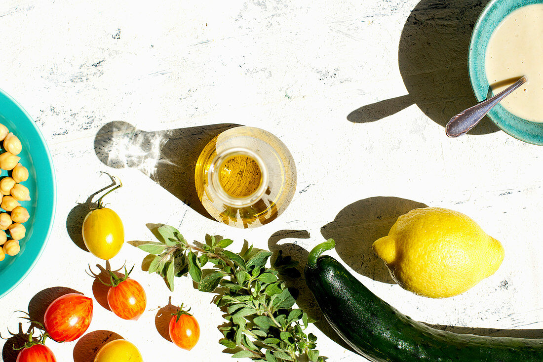 Zutaten für griechischen Salat und Hummus (Aufsicht)