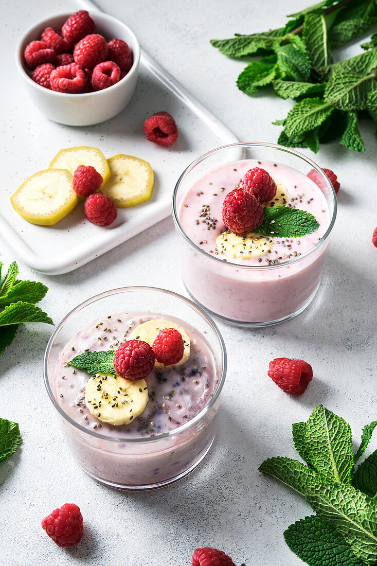 Bananen-Himbeer-Smoothie mit Chia und Minze