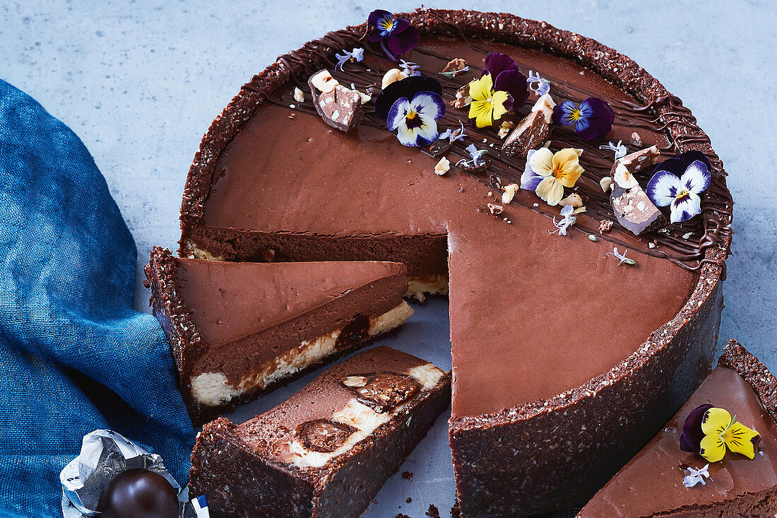 Schokoladen-Käsekuchen mit Baci verziert mit Essblüten