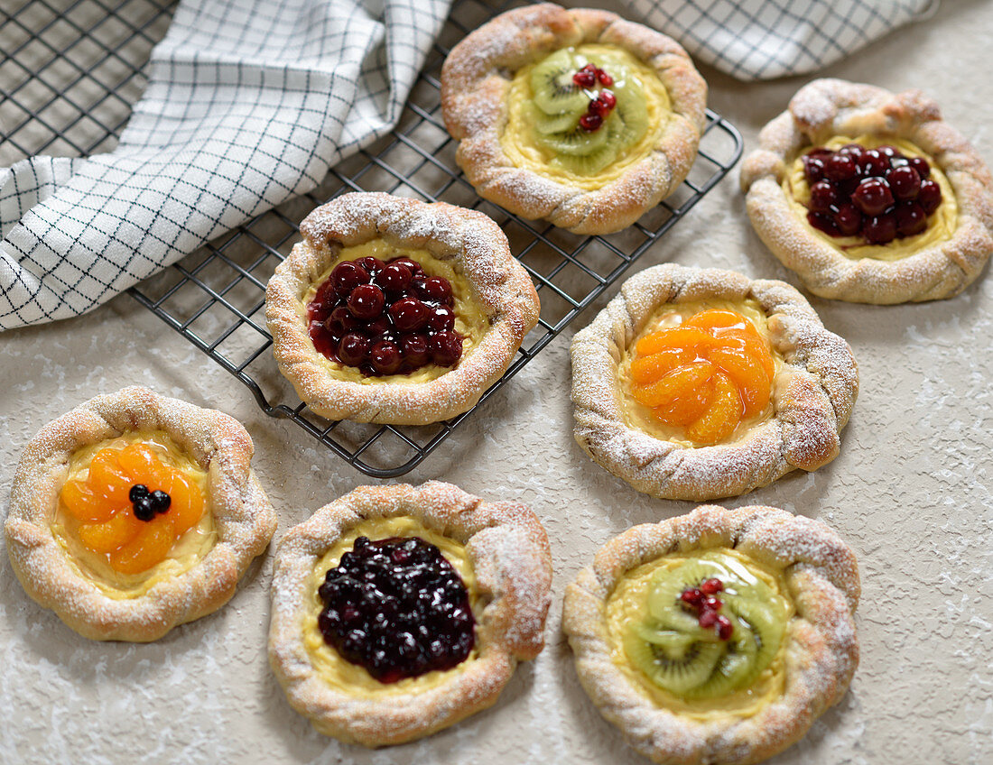 Vegane Frucht-Vanille-Plunder-Teilchen mit Kirsche, Kiwi, Heidelbeere und Mandarine