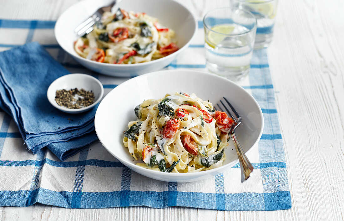 Tagliatelle mit Tomaten, Chili, Spinat und Frischkäsesauce