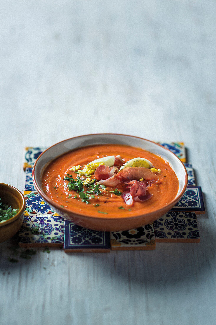 Spanische Tomaten-Brot-Suppe mit gekochtem Ei und Parmaschinken