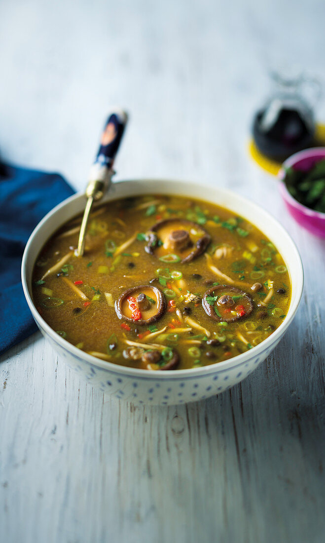 Scharf-saure Suppe mit Pilzen und Ei (China)