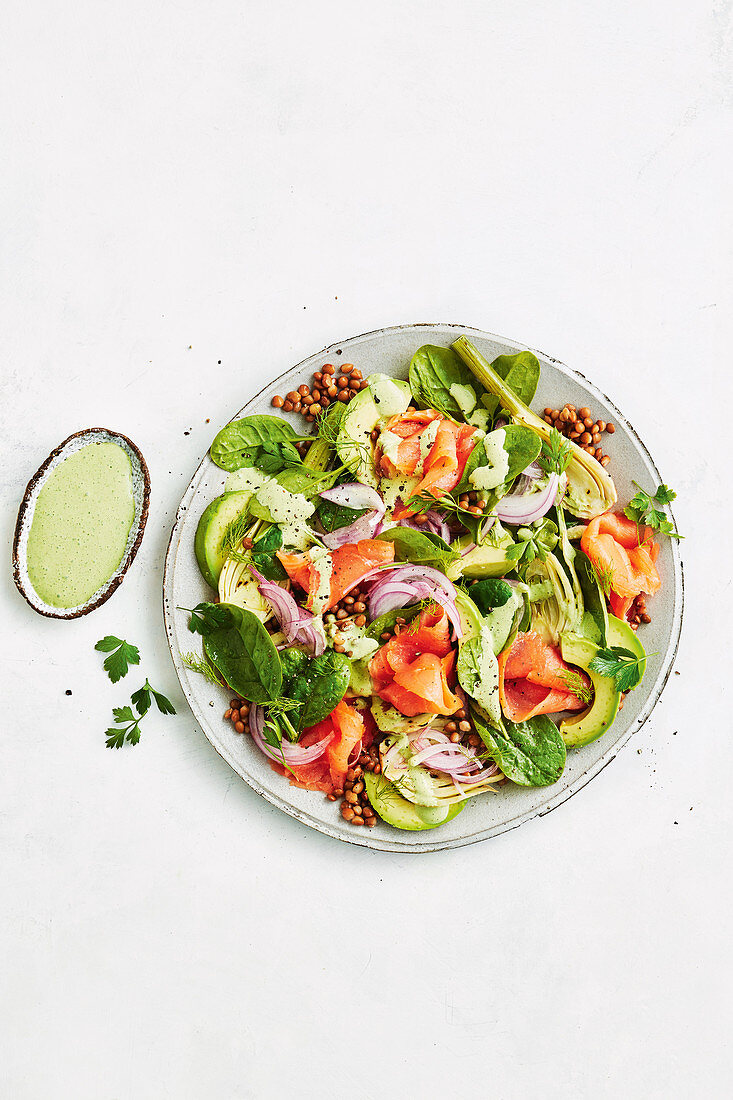 Salat mit Räucherfisch, Linsen, Gemüse und grüner Joghurtsauce