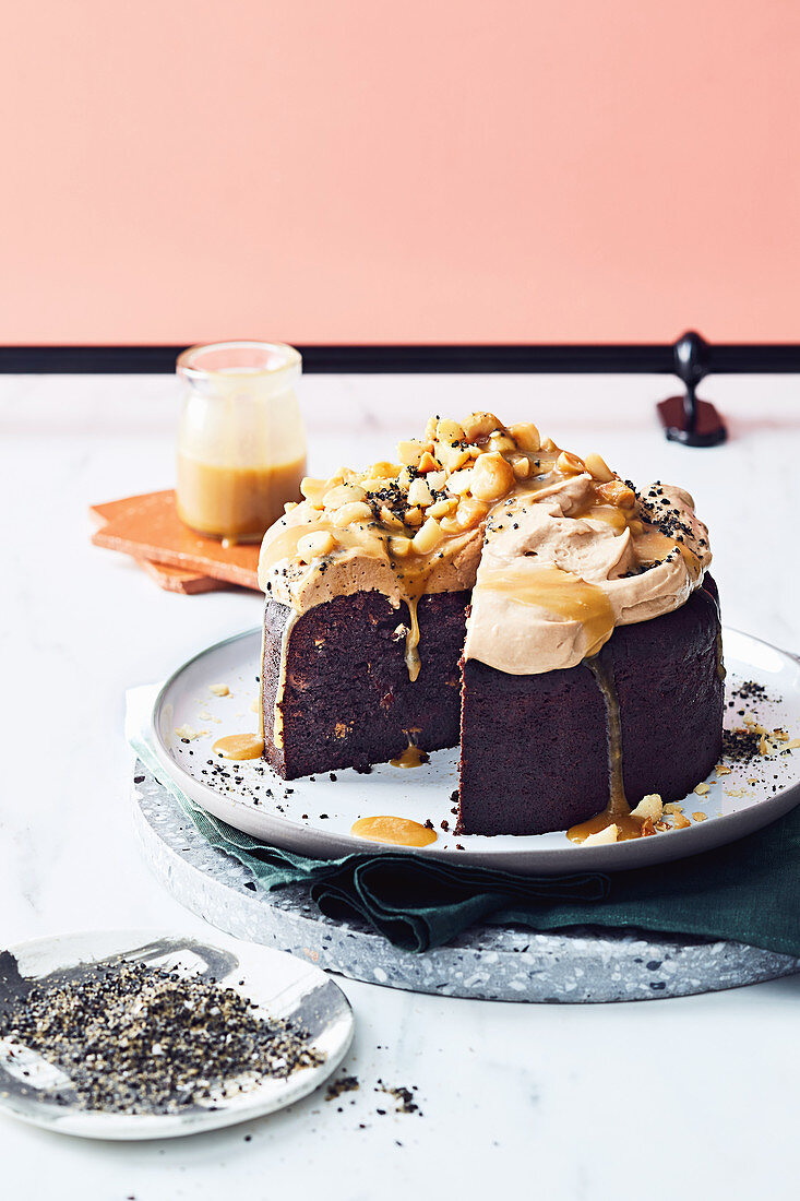 weiße Schokoladen-Fudge-Torte mit Tahinicreme