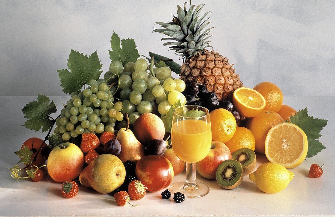 Stillleben mit Obst, Früchten & einem Glas Orangensaft