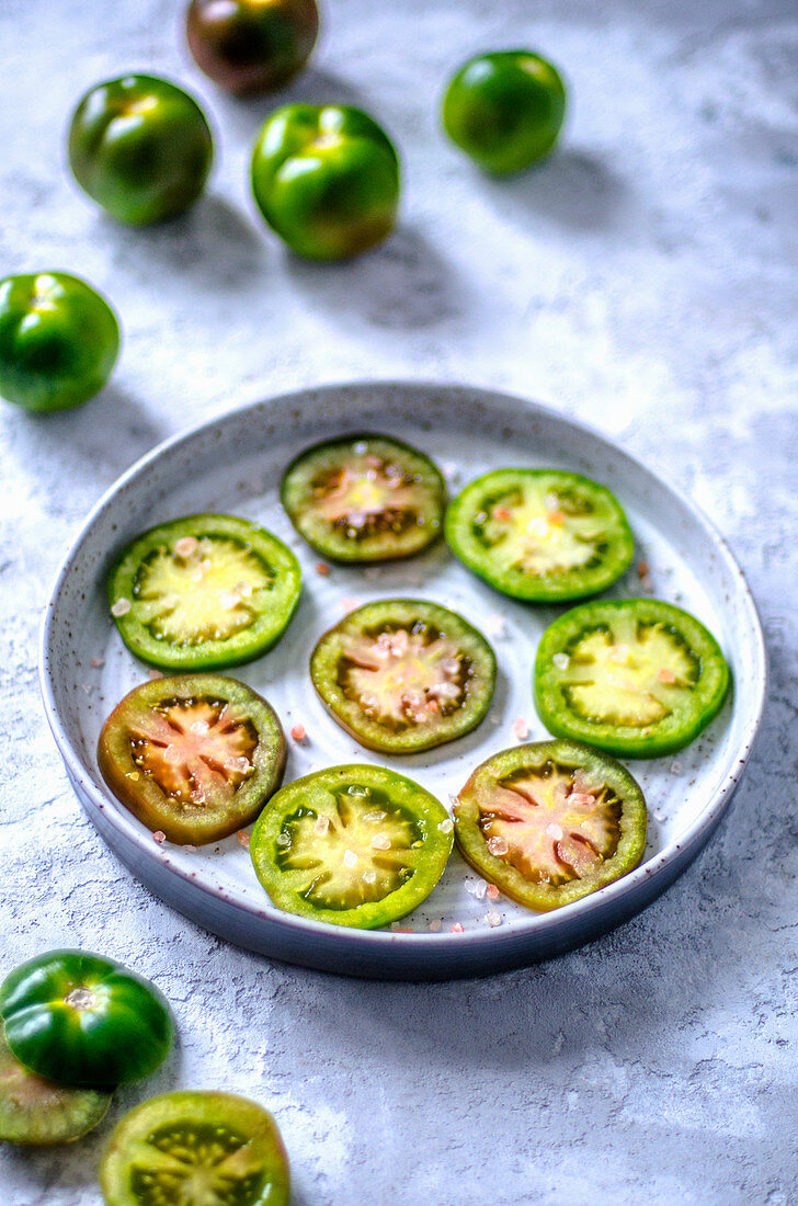 Ringed green tomatoes with large Himalayan salt