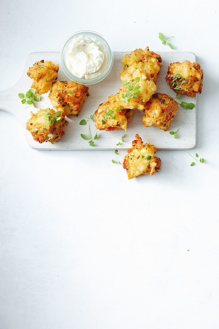 Mediterrane Fritter mit Feta