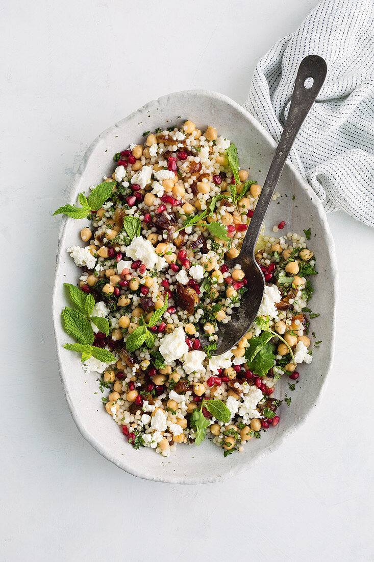 Schneller Perlcouscous-Salat mit Feta und Granatapfelkernen